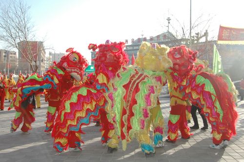 酒泉市2011年元宵節(jié)社火匯演期間，部分社火隊(duì)來公司拜年