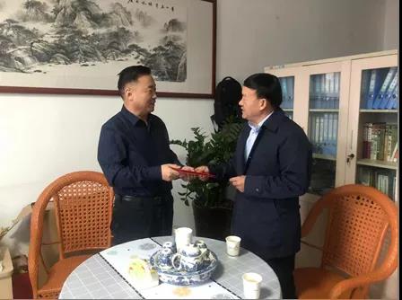敦煌種業(yè)領(lǐng)導(dǎo)看望慰問公司老干部、老黨員及困難黨員職工