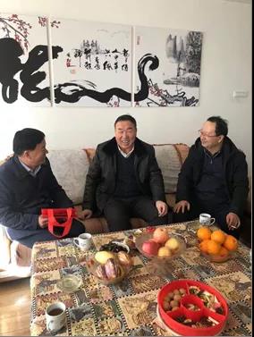 敦煌種業(yè)領(lǐng)導(dǎo)看望慰問公司老干部、老黨員及困難黨員職工