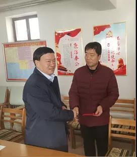 敦煌種業(yè)領(lǐng)導(dǎo)看望慰問公司老干部、老黨員及困難黨員職工