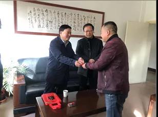 敦煌種業(yè)領(lǐng)導(dǎo)看望慰問公司老干部、老黨員及困難黨員職工